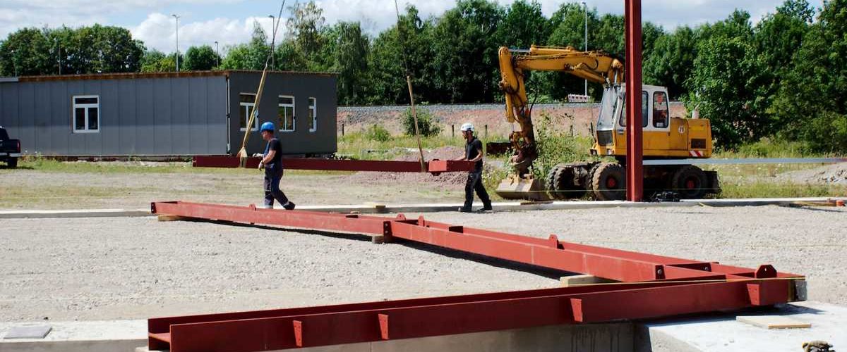 Aufstellen einer Hallenkonstruktion
